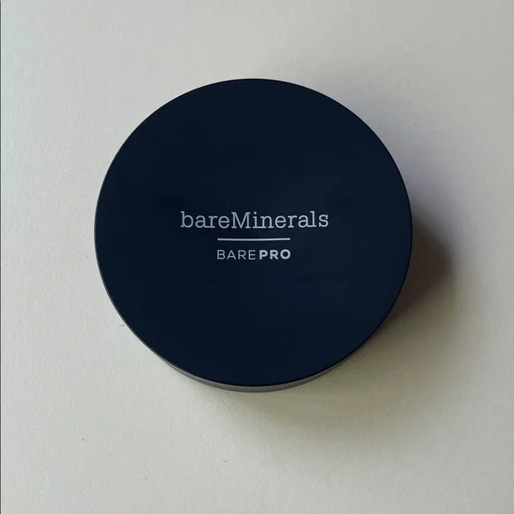 bareMinerals barePro Performance Wear Powder Foundation in Cashmere 06